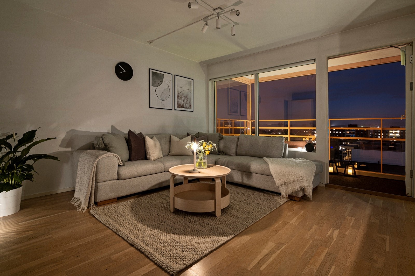 Leiligheten byr på en stor stue med utgang til innglasset balkong på hele 10 kvm. Galleribilde