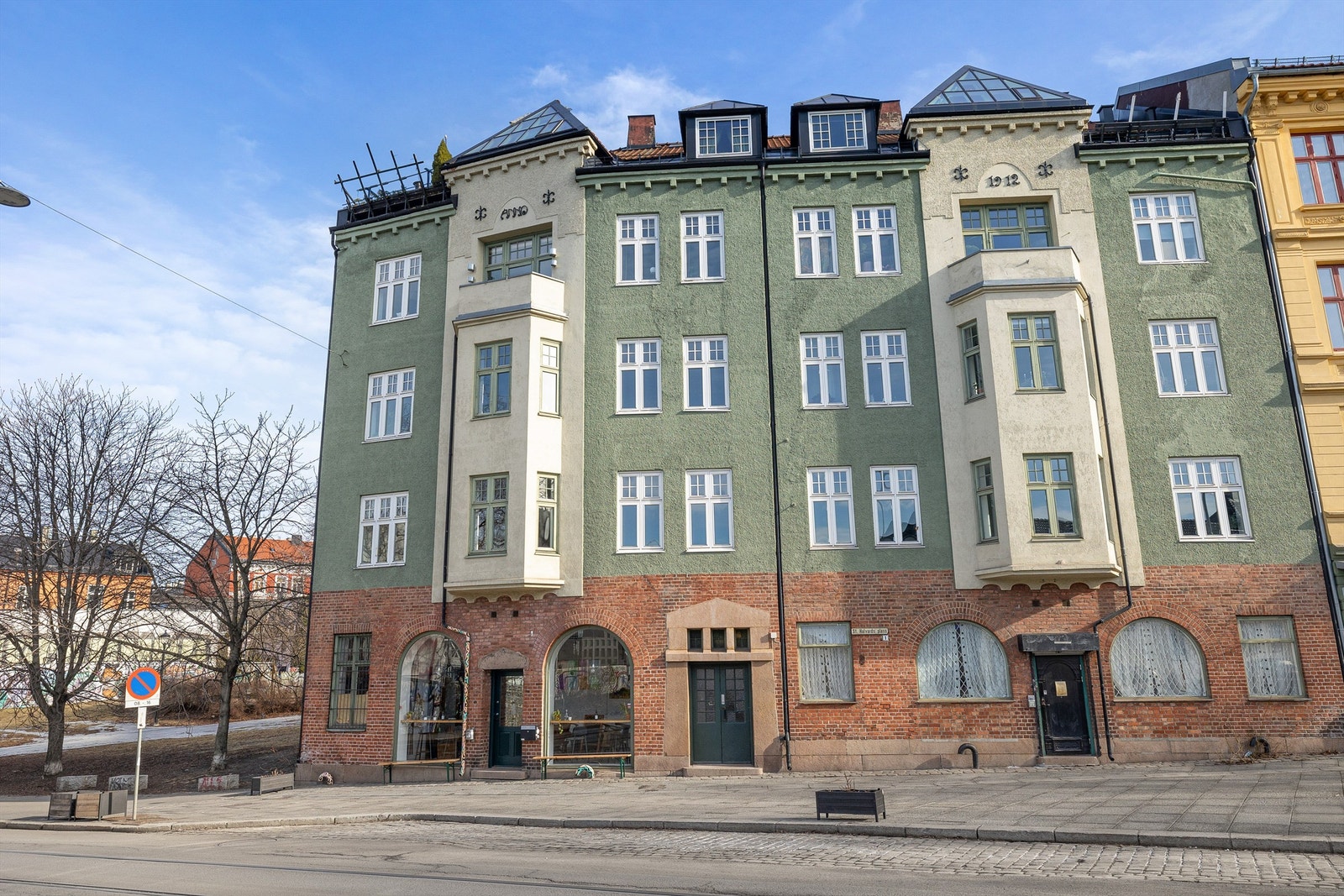 Dette er en romslig og gjennomgående 4-roms leilighet med behov for oppussing. Galleribilde