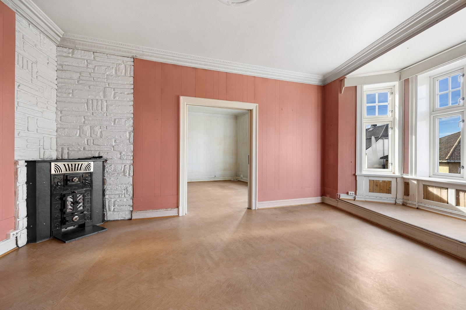 Spisestue med peis og karnapp. Galleribilde