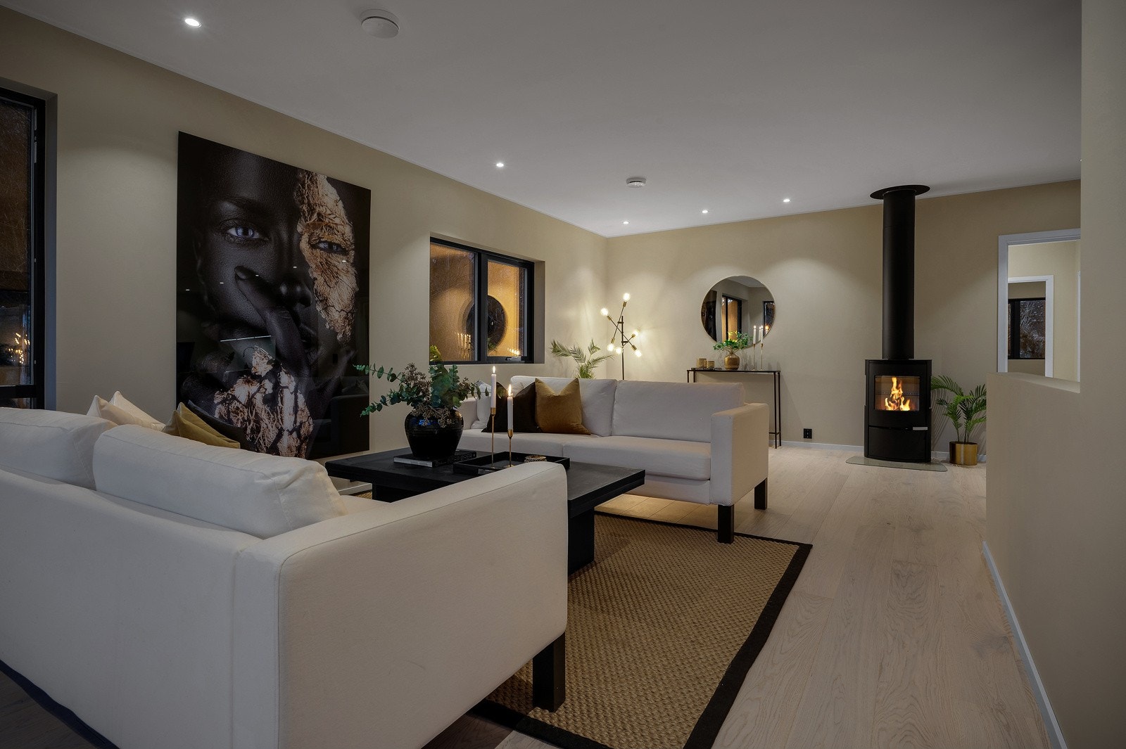 Stor og romslig stue med god plass til sitte- og spisegruppe hvor kvalitetstid fint kan nytes. Galleribilde