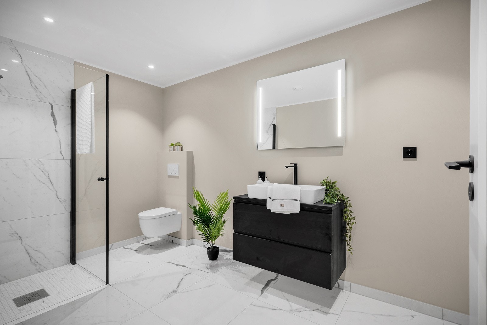 Fint bad med fliser på gulv og i dusjsone, malt platekledning på resterende. Galleribilde