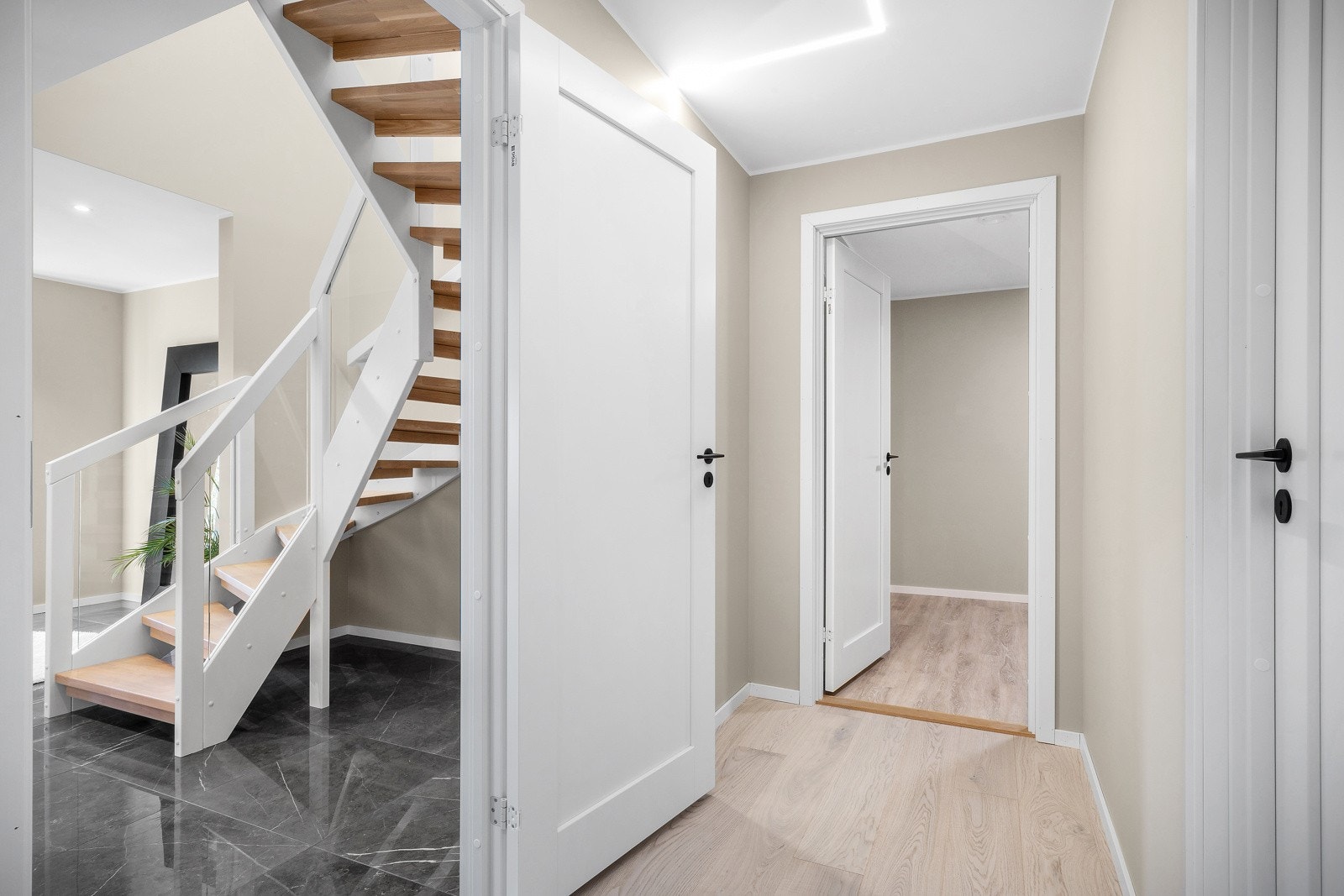 Etasjen har vaskerom og to innvendige boder. Sportsbod med utgang til carport. Galleribilde