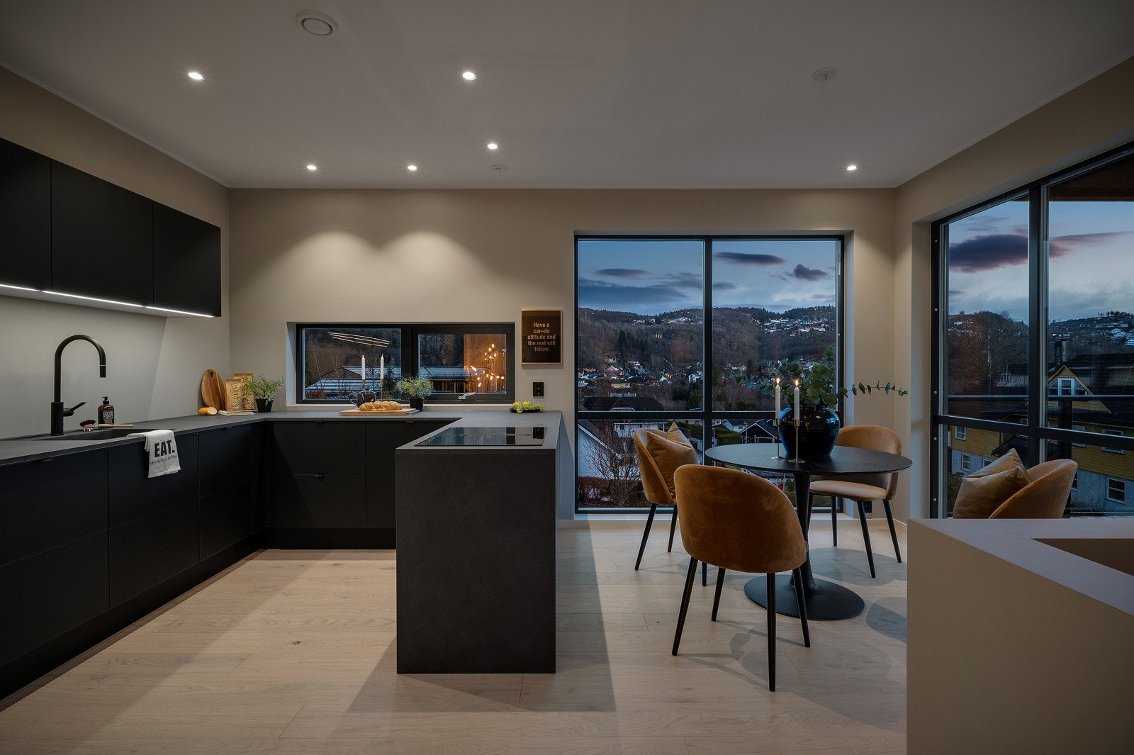 Boligen har store vindusflater som gir rikelig med naturlig lysinnslipp og god atmosfære. Galleribilde