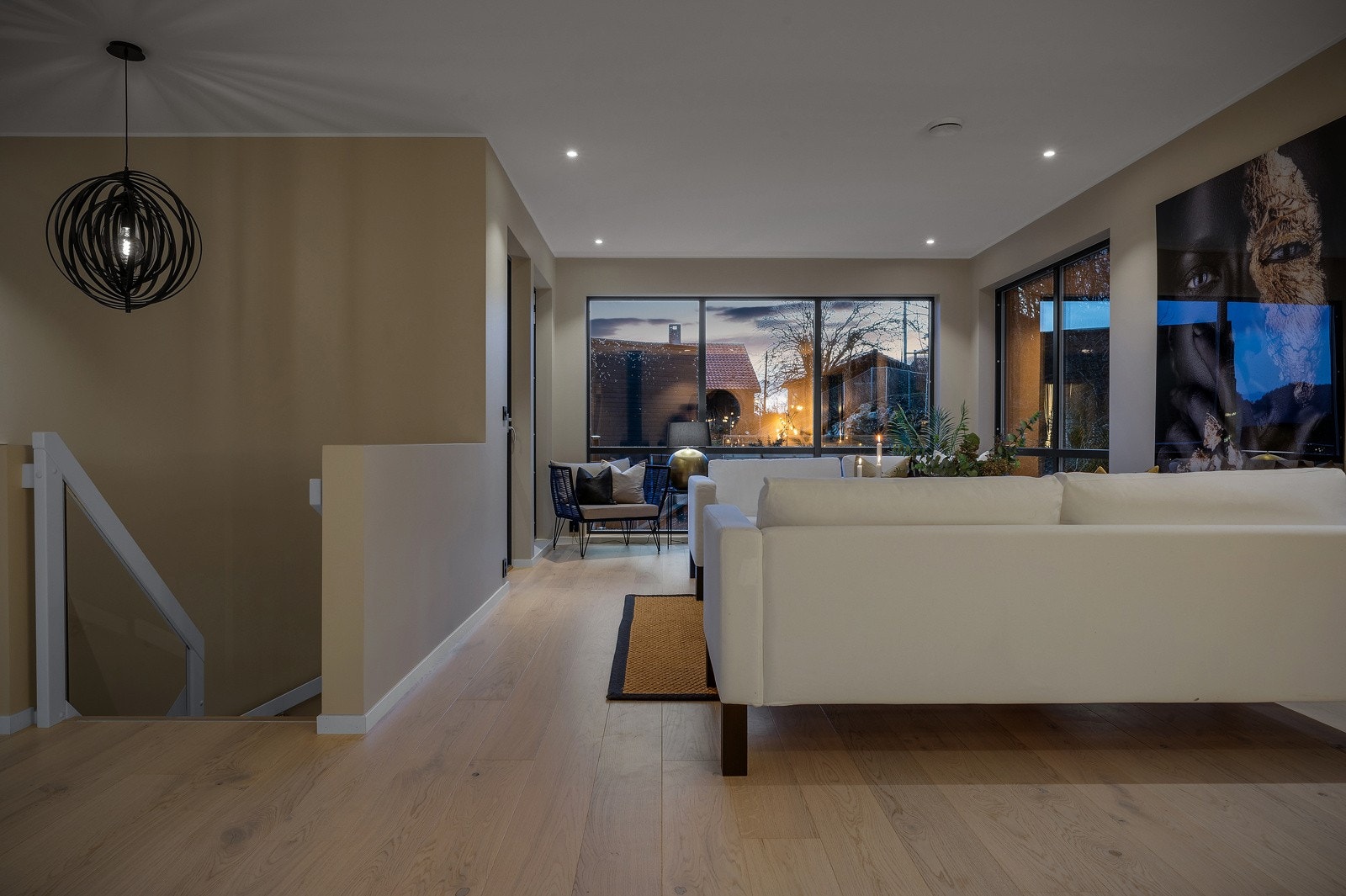 Tidsriktig fargevalg på vegger og tak som gir en innbydende følelse. Galleribilde