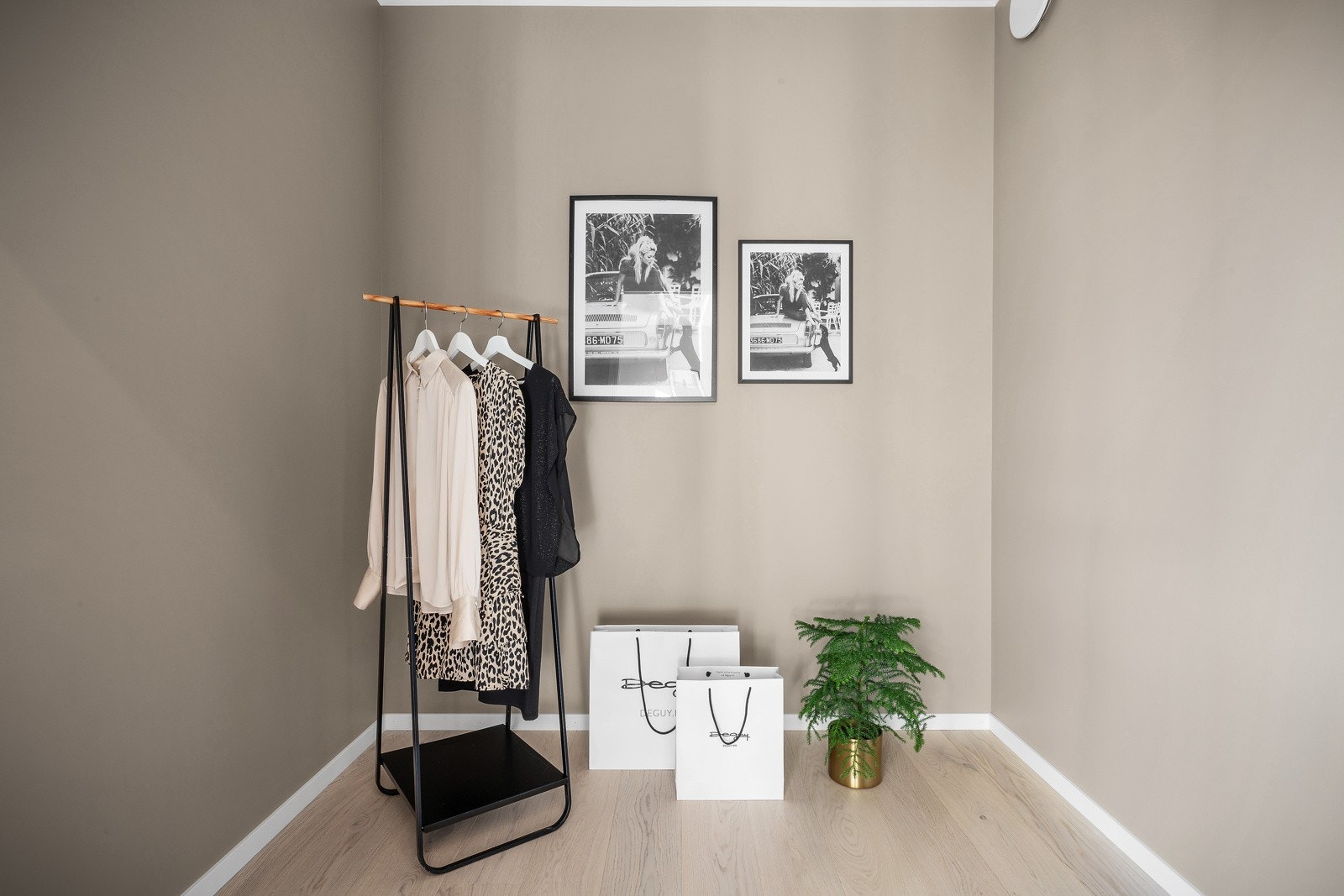 Omkledningsrom. Galleribilde