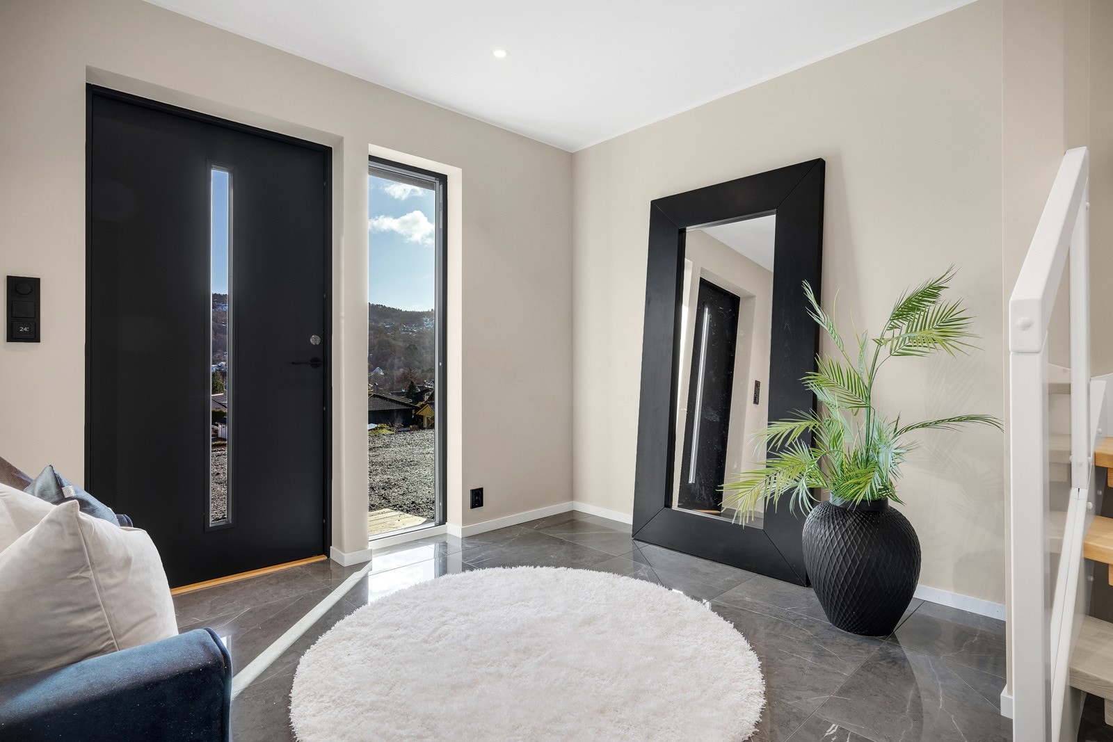 En lys og luftig entré ønsker deg velkommen hjem! Galleribilde