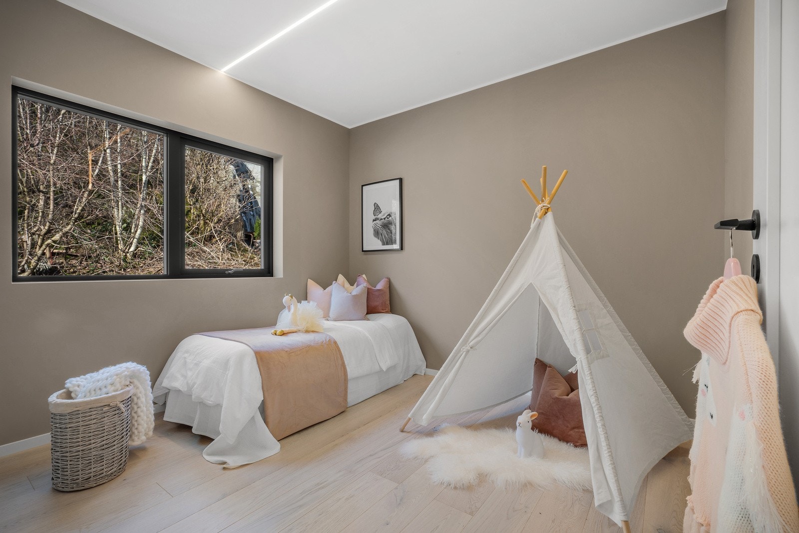 Soverom på 9,30 kvm med god plass til seng og ulike garderobeløsninger. Galleribilde