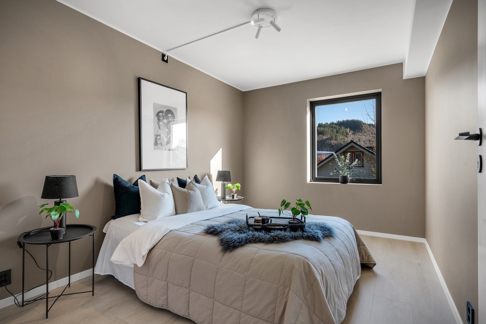 Soverom i utleiedel på 10,50 kvm med god plass til seng og annet passende møblement. Galleribilde