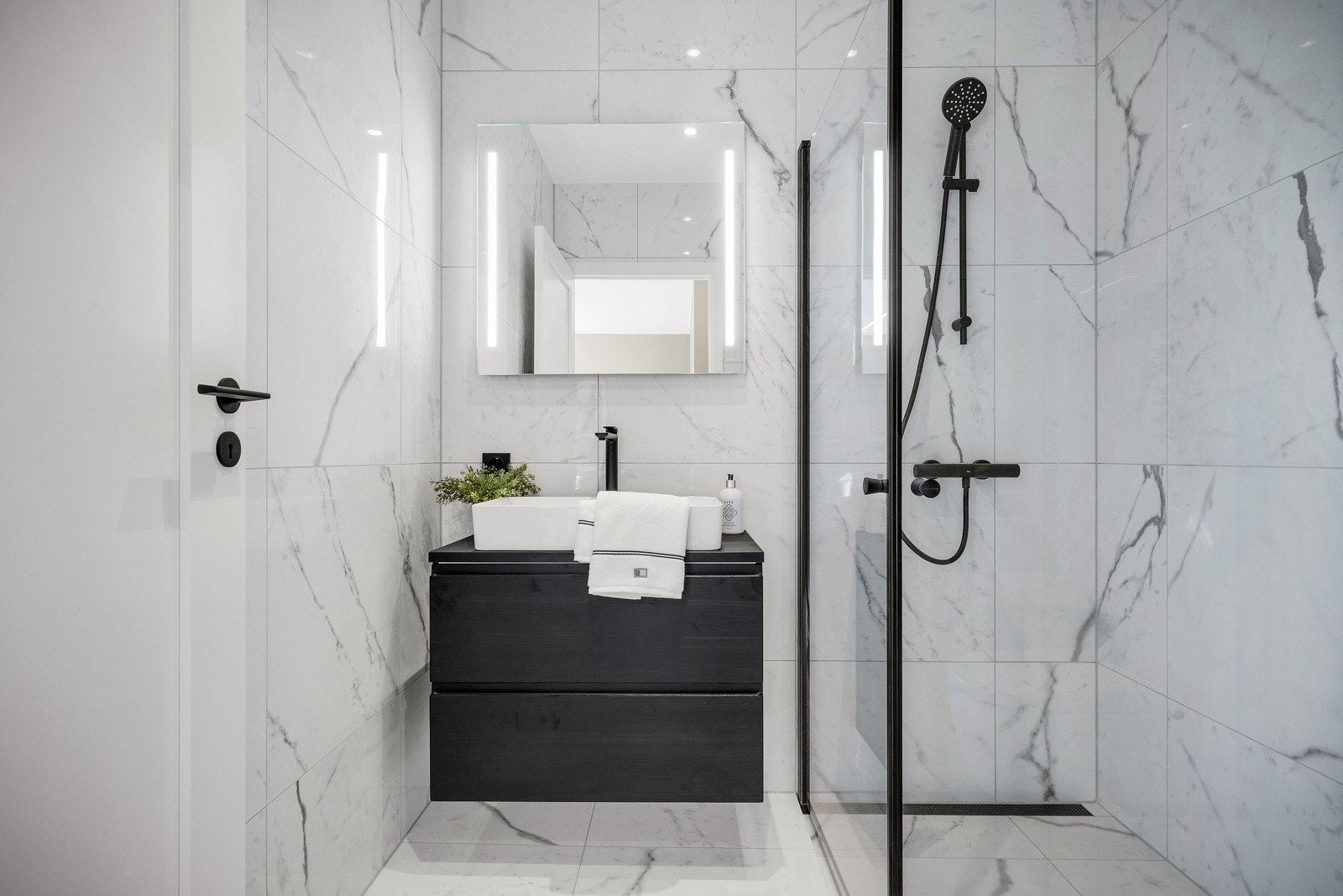 Flott bad med keramiske fliser, samt varmekabler i gulvet. Galleribilde