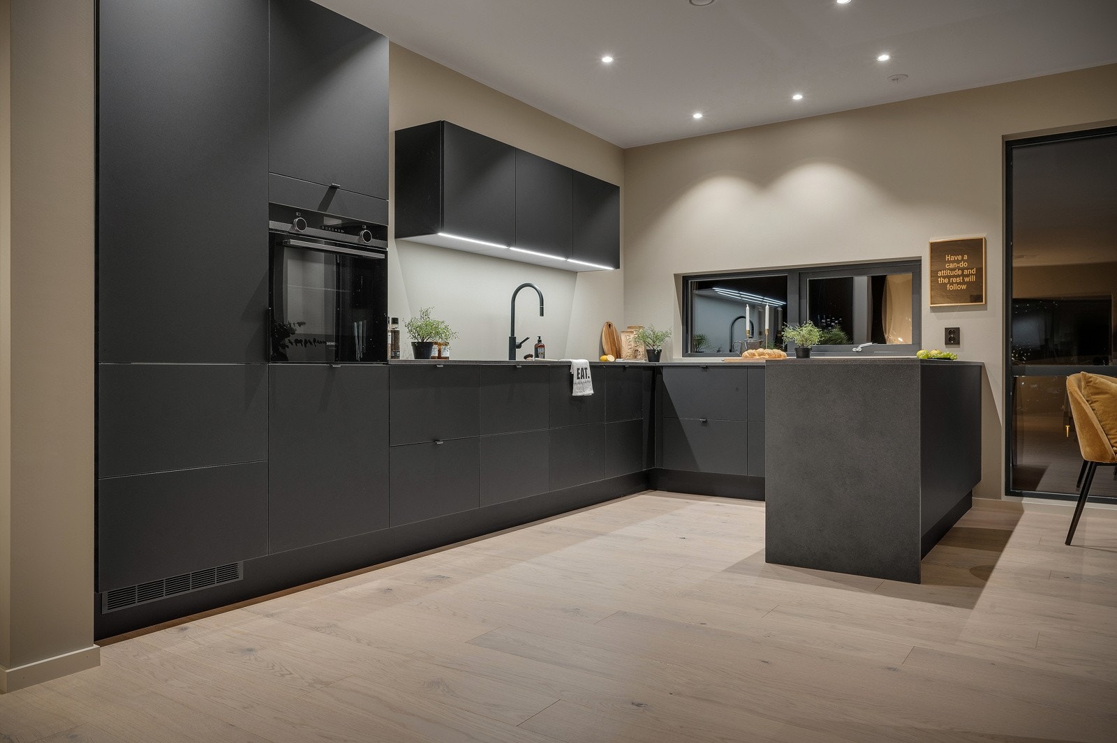 Lekker og moderne kjøkken med slette fronter og laminert benkeplate. Galleribilde