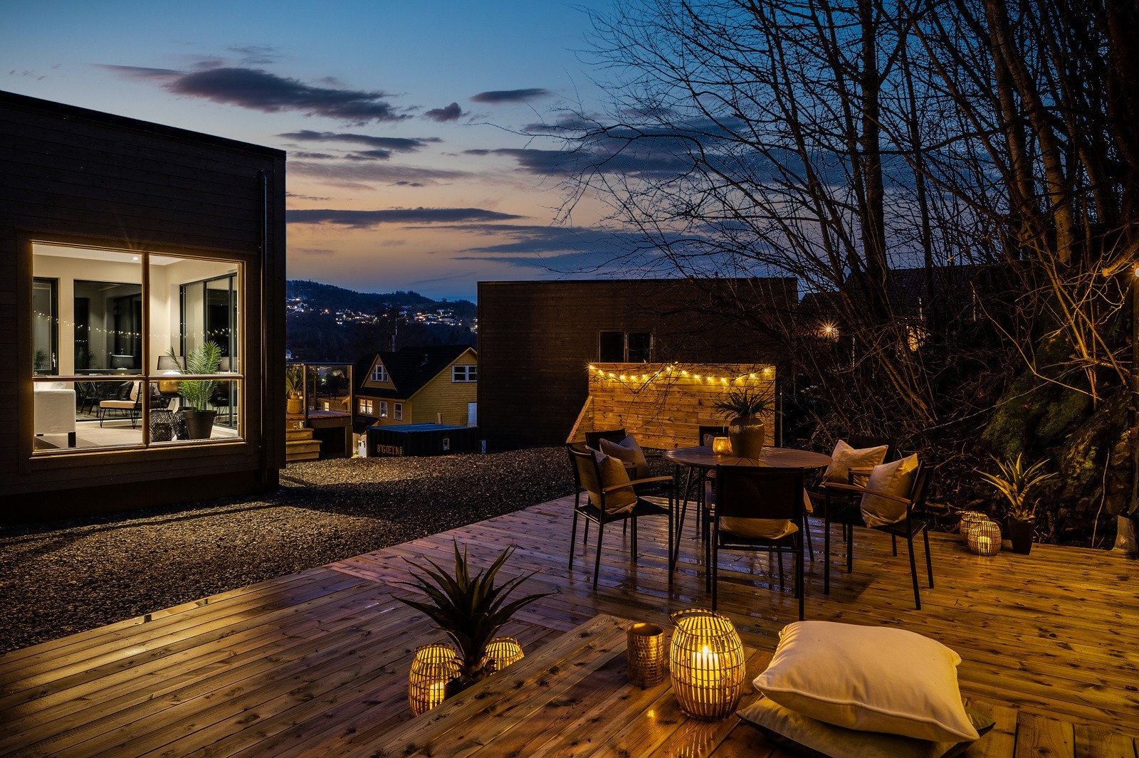 Tomten er opparbeidet med innkjørsel og fine uteområder. Galleribilde