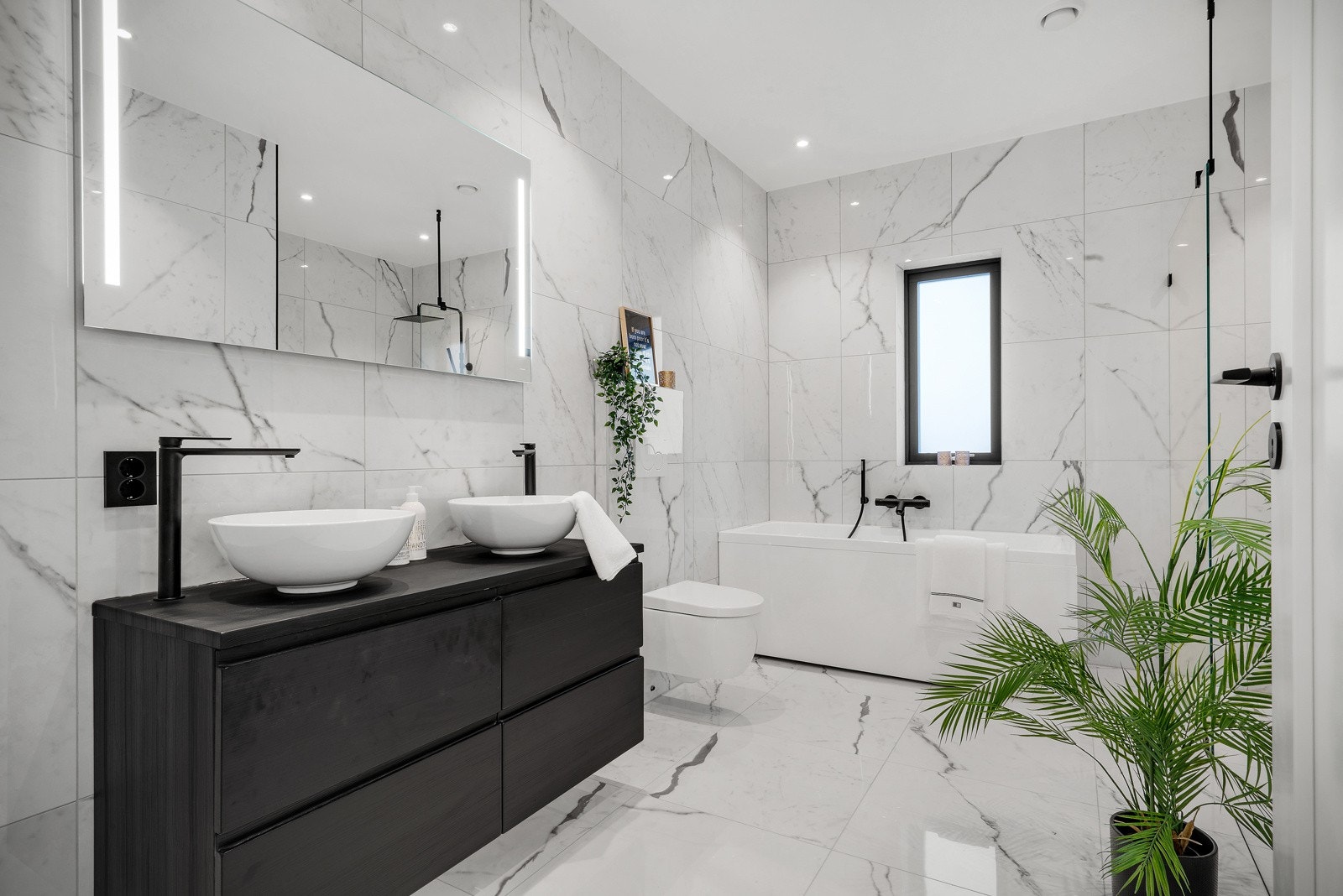 Moderne bad innredet med keramiske fliser på gulver og vegger. Galleribilde