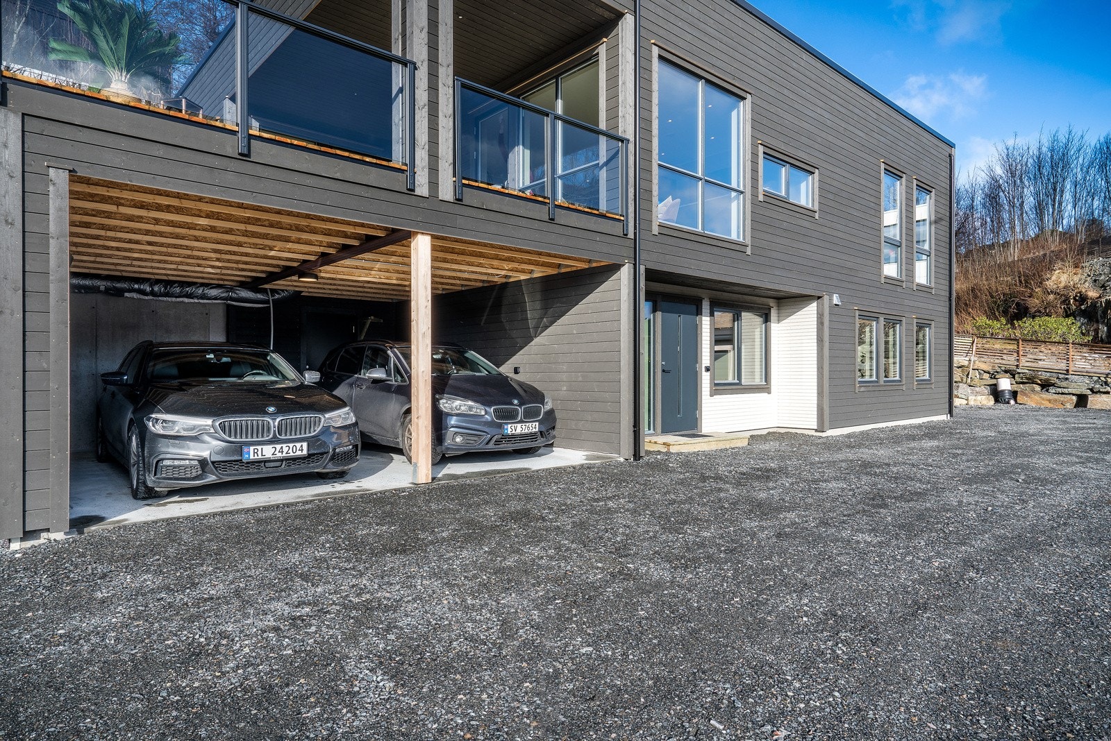 Carport med to biloppstillingsplasser. Galleribilde