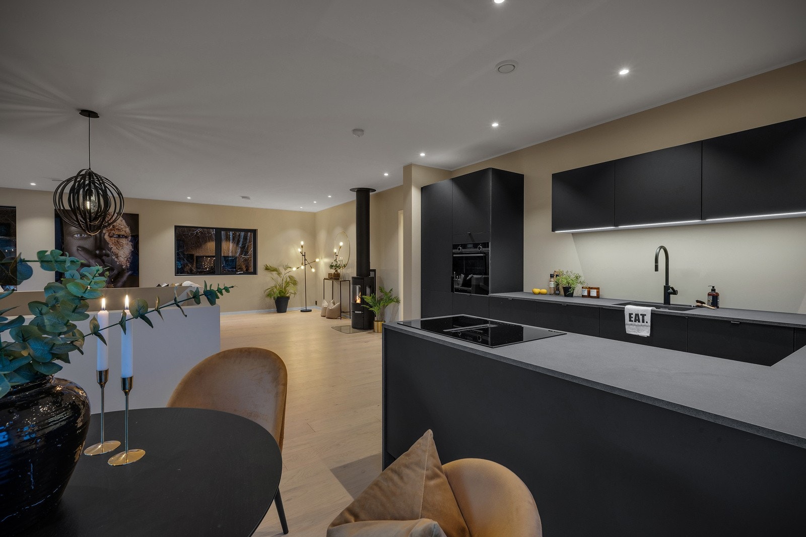 Åpen stue-kjøkken-løsning. Galleribilde