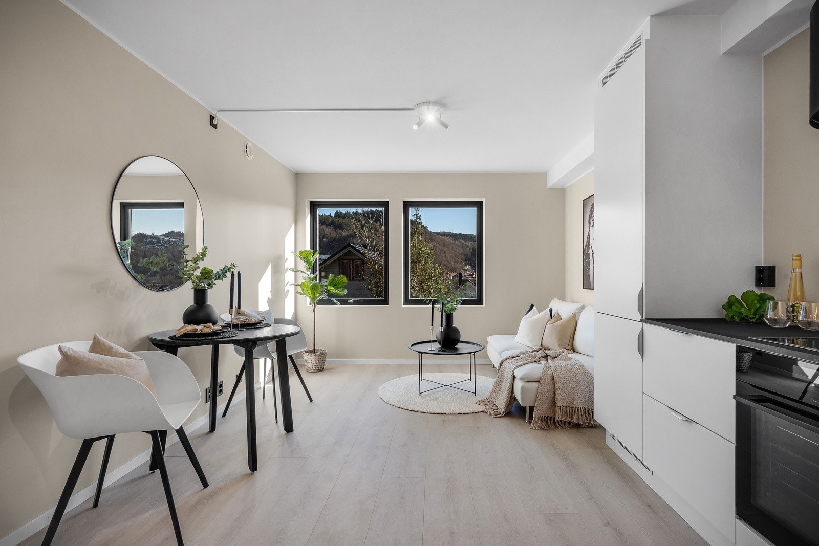 Av integrerte hvitevarer finner du stekeovn, keramisk platetopp, oppvaskmaskin, Galleribilde