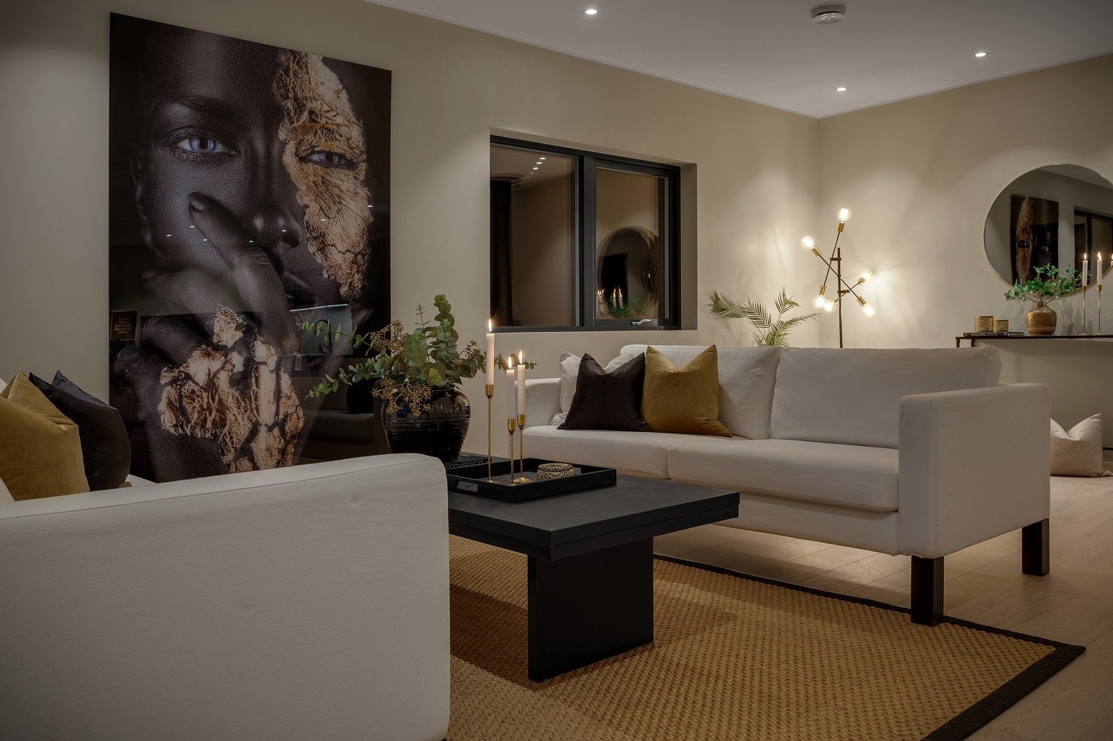 Gulvet er belagt med 1 stavs eik parkett som går godt til farger på vegger og tak. Galleribilde