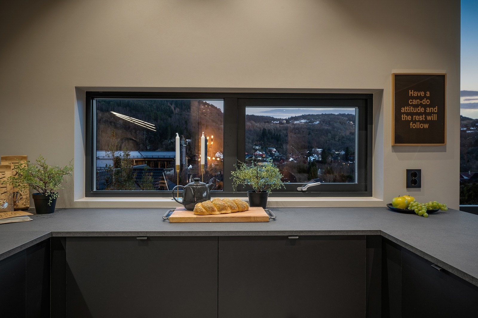 Av integrerte hvitevarer finner du stekeovn, platetopp med induksjon, oppvaskmaskin og kjøleskap. Galleribilde