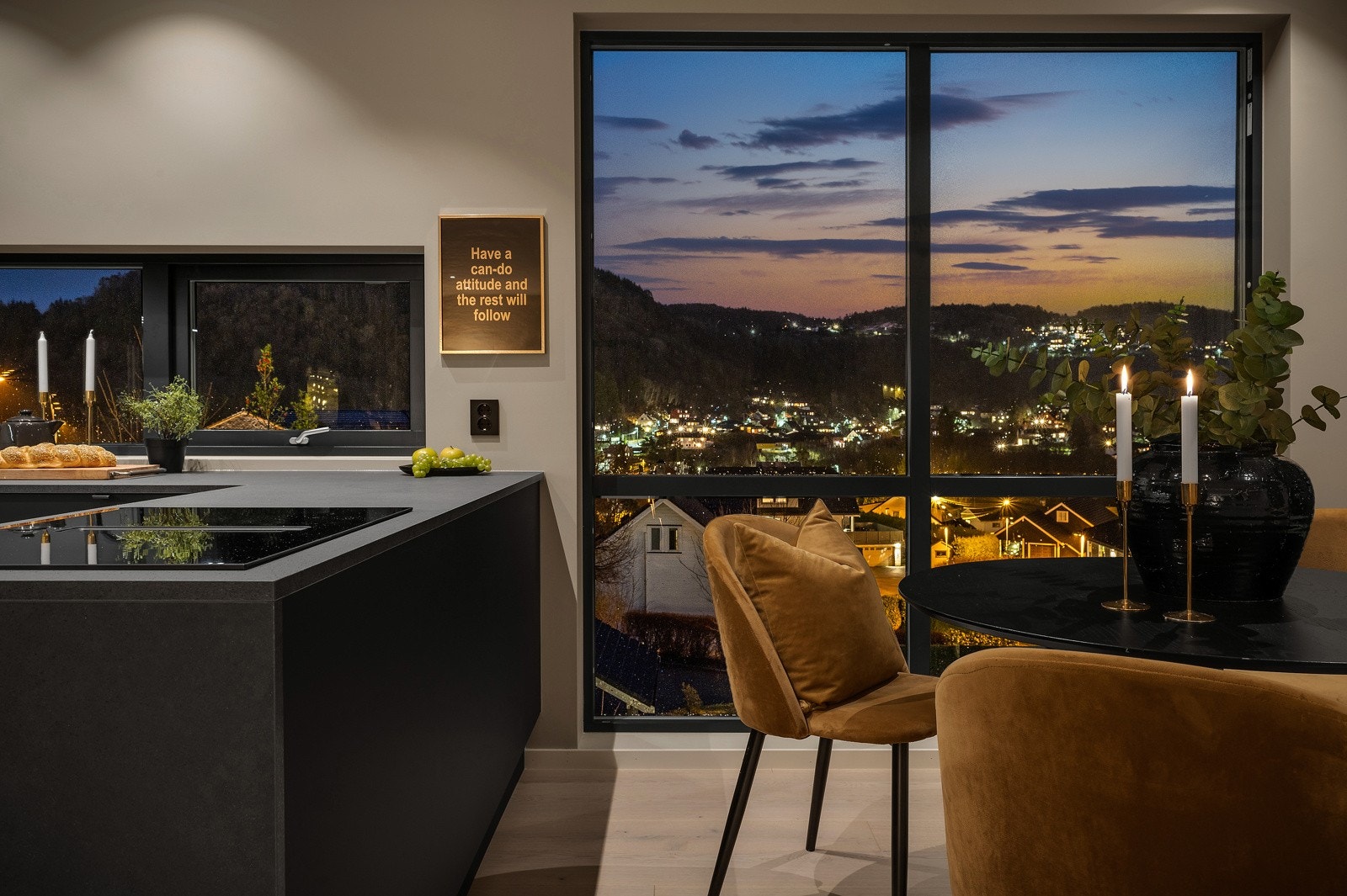 Fra kjøkkenet kan nydelig utsikt utover nærområdet nytes gjennom vinduer som strekker seg fra gulv til tak. Galleribilde