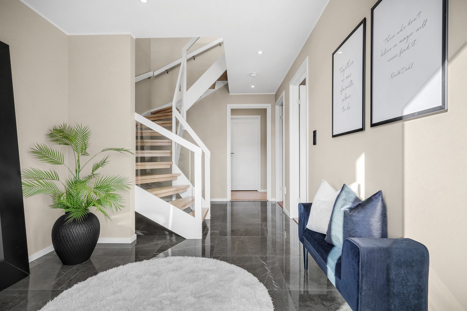 Stor og romslig med god plass til yttertøy og sko. Galleribilde