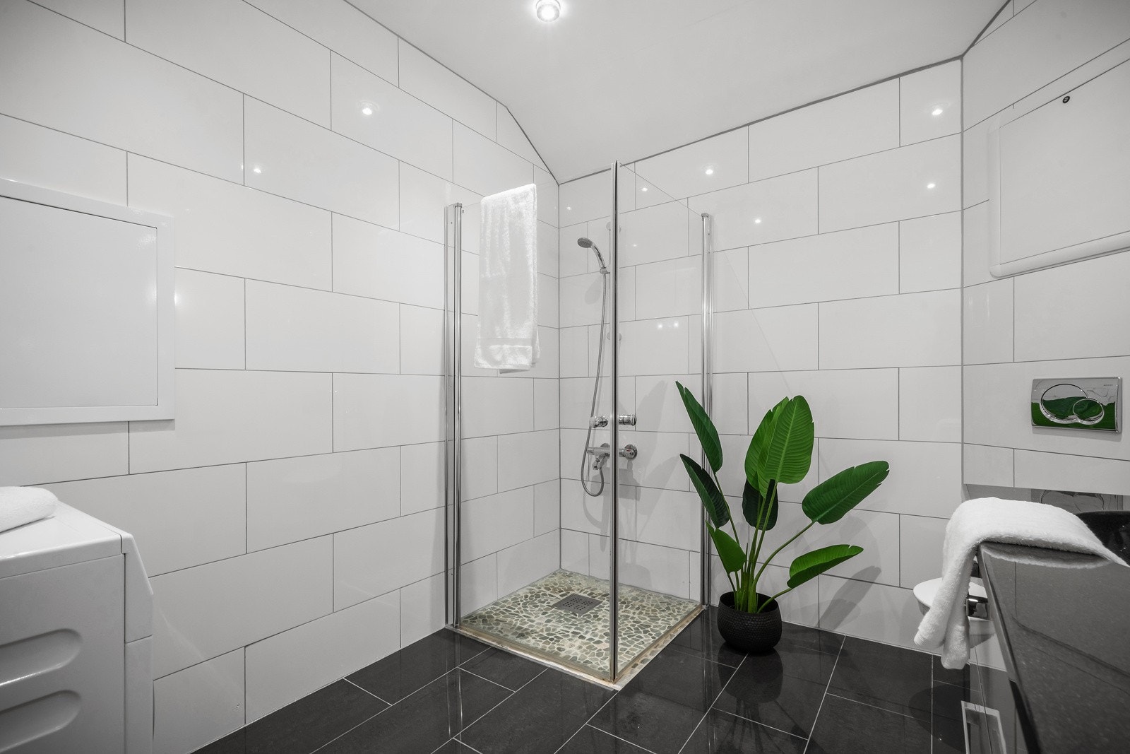 Som de andre rommene i leiligheten, er også badet av en god størrelse Galleribilde