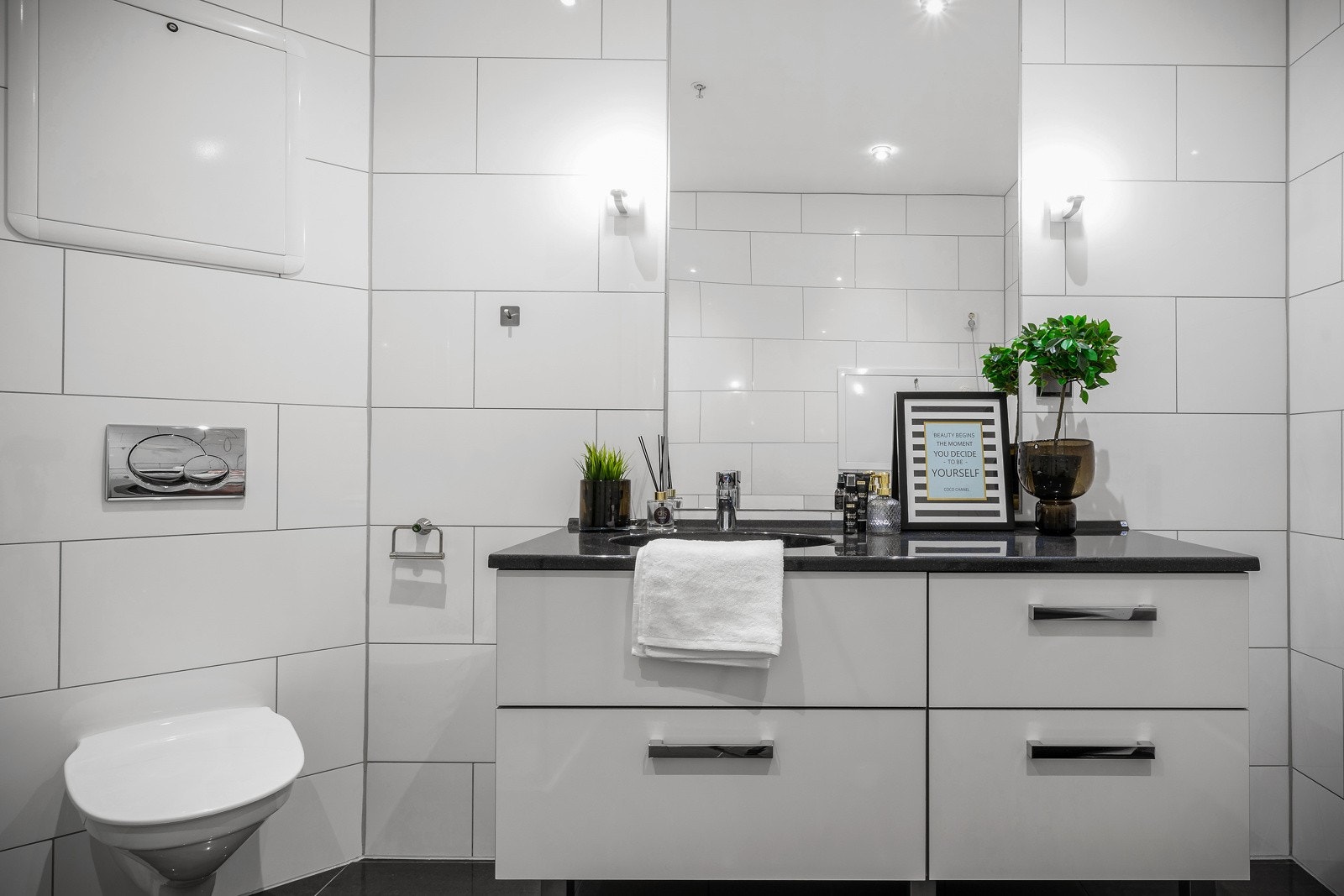 Baderomsmøblene har samme stilrene fronter som kjøkken Galleribilde