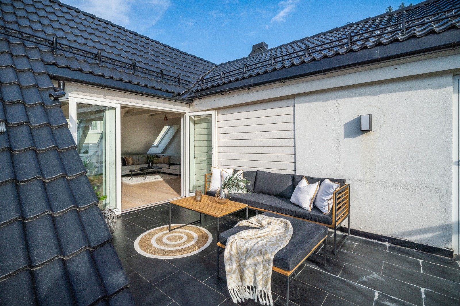 Terrassen måler 7,5kvm og er bekledd med fliser Galleribilde