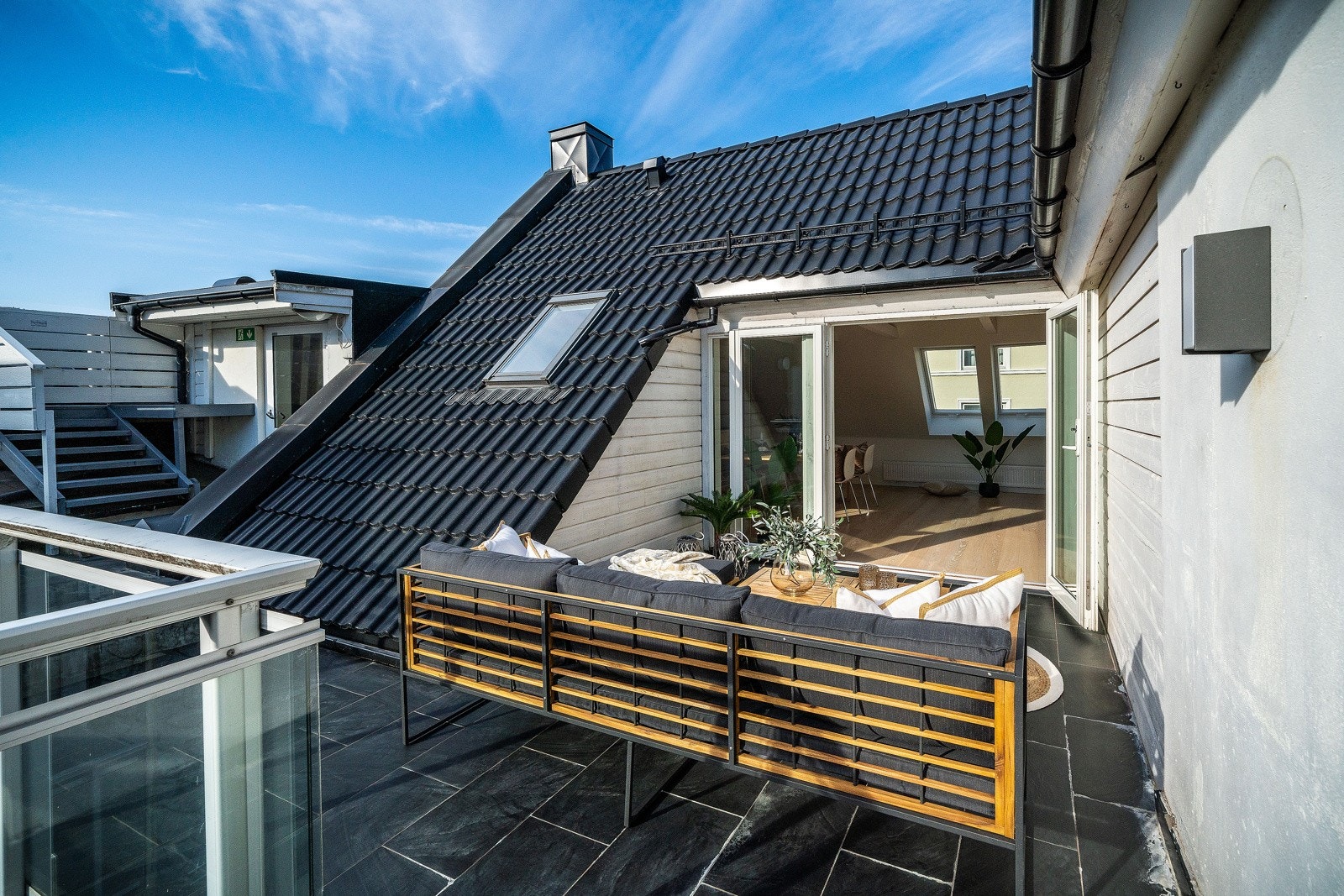 Her har du svært gode solforhold og plass til ønsket møblement på den lune takterrassen Galleribilde