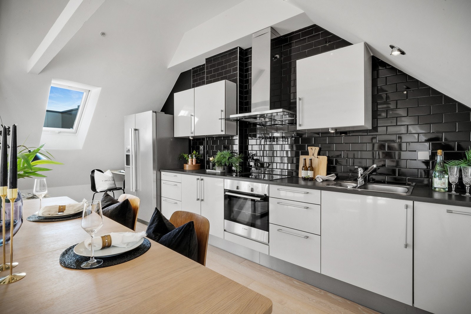 Flott kjøkkeninnredning fra danske Invita med slette fronter og benkeplate i laminat med nedfelt vask Galleribilde