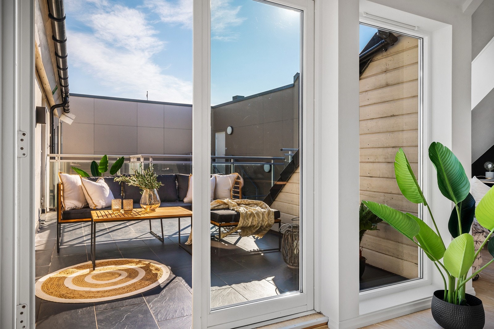 Godt med lysinnslipp fra de store dørene mot den usjenerte takterrassen Galleribilde