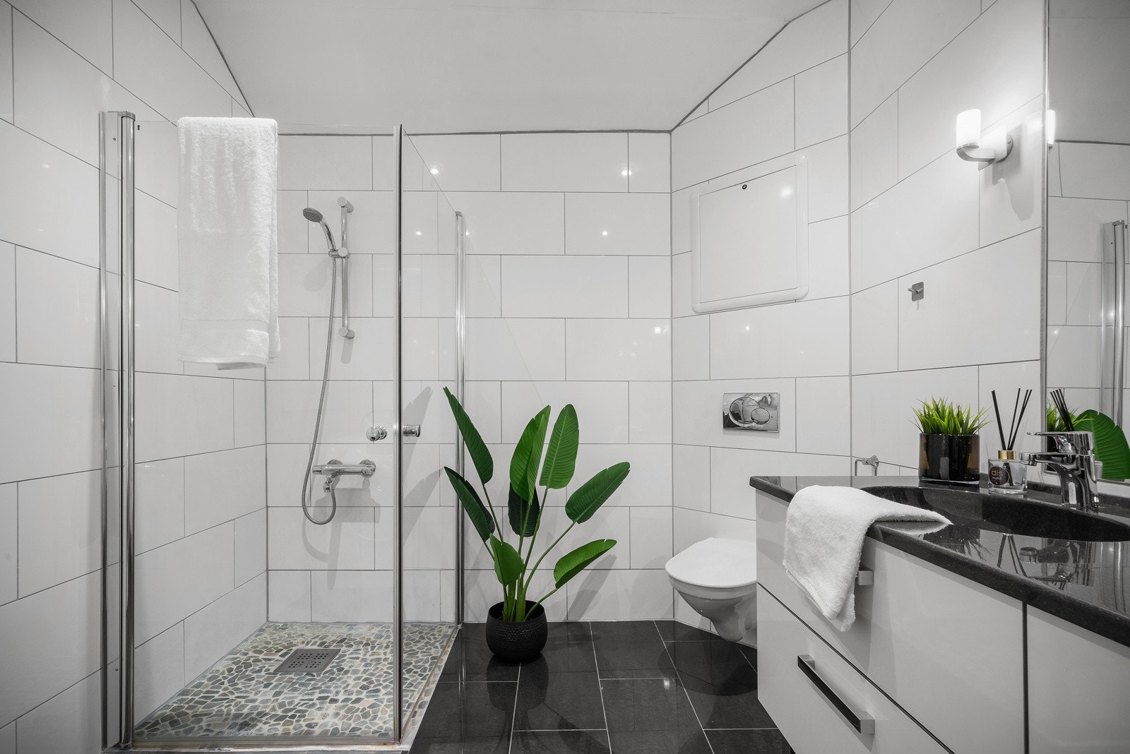 Badet er stilrent og ble oppgradert i 2009 Galleribilde