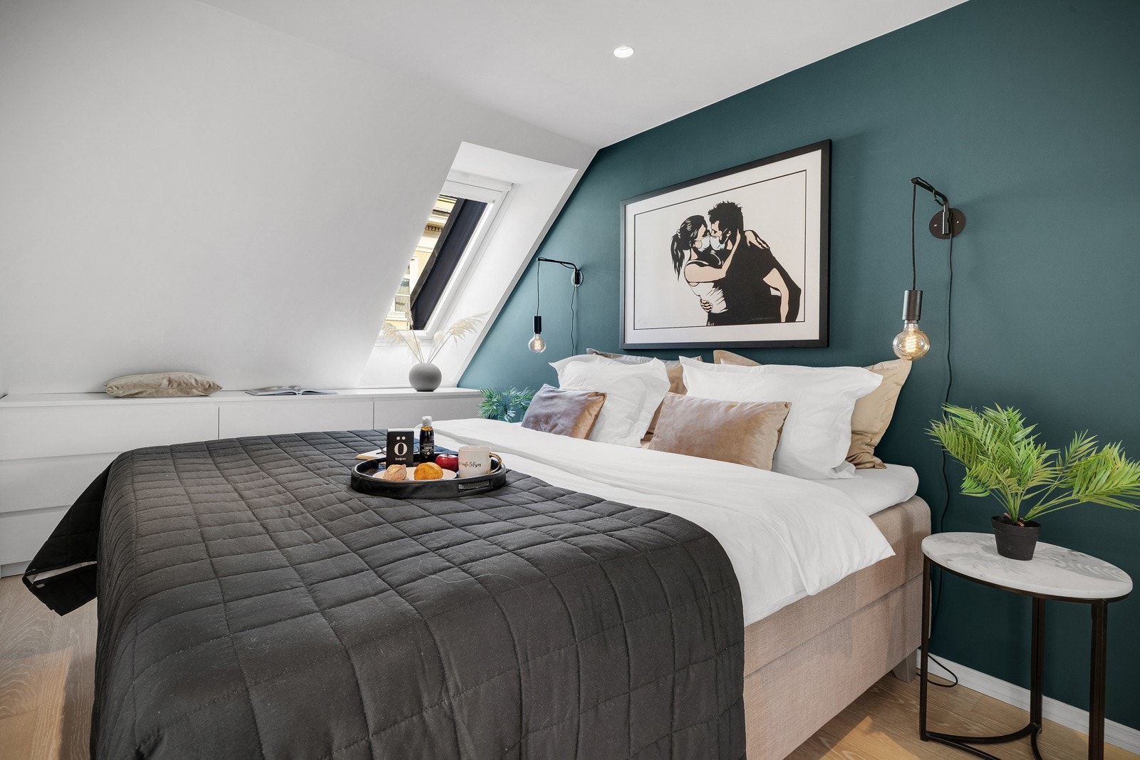 Stort soverom hvor du har plass til dobbeltseng, nattbord og annet ønskelig møblement Galleribilde