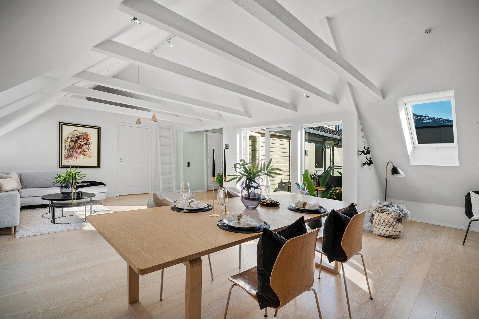 Rommet er av en svært god størrelse og har flere møbleringsmuligheter Galleribilde