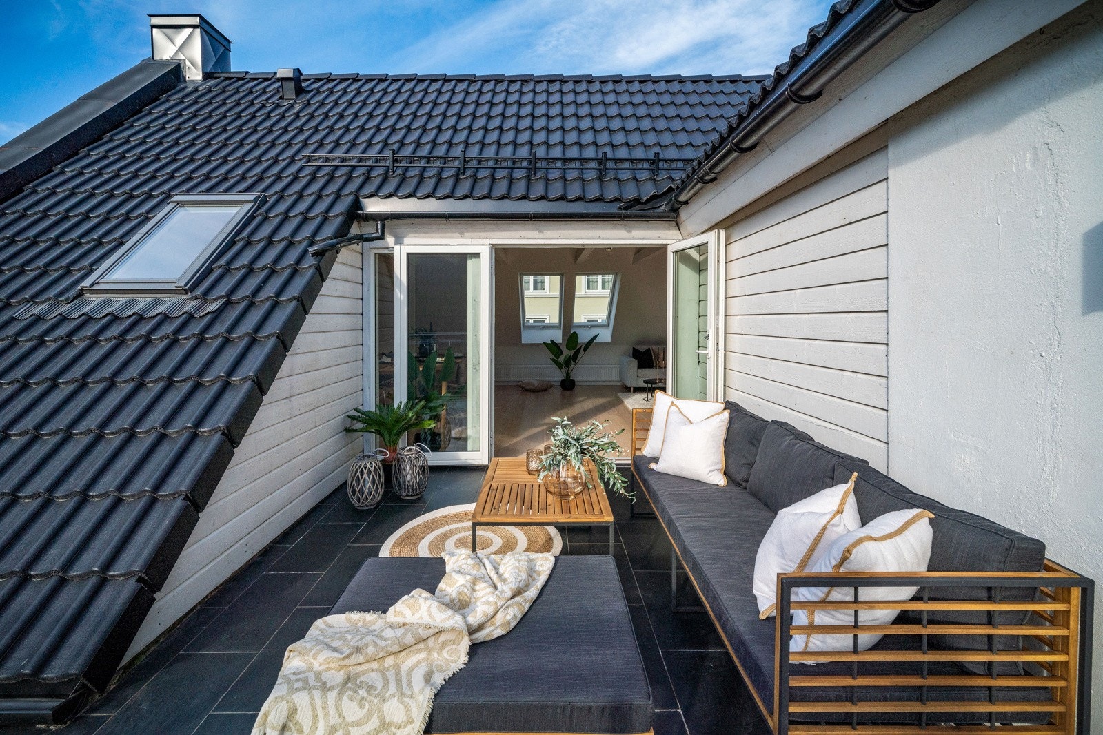 Sømløs overgang til terrassen via dobbeldører Galleribilde