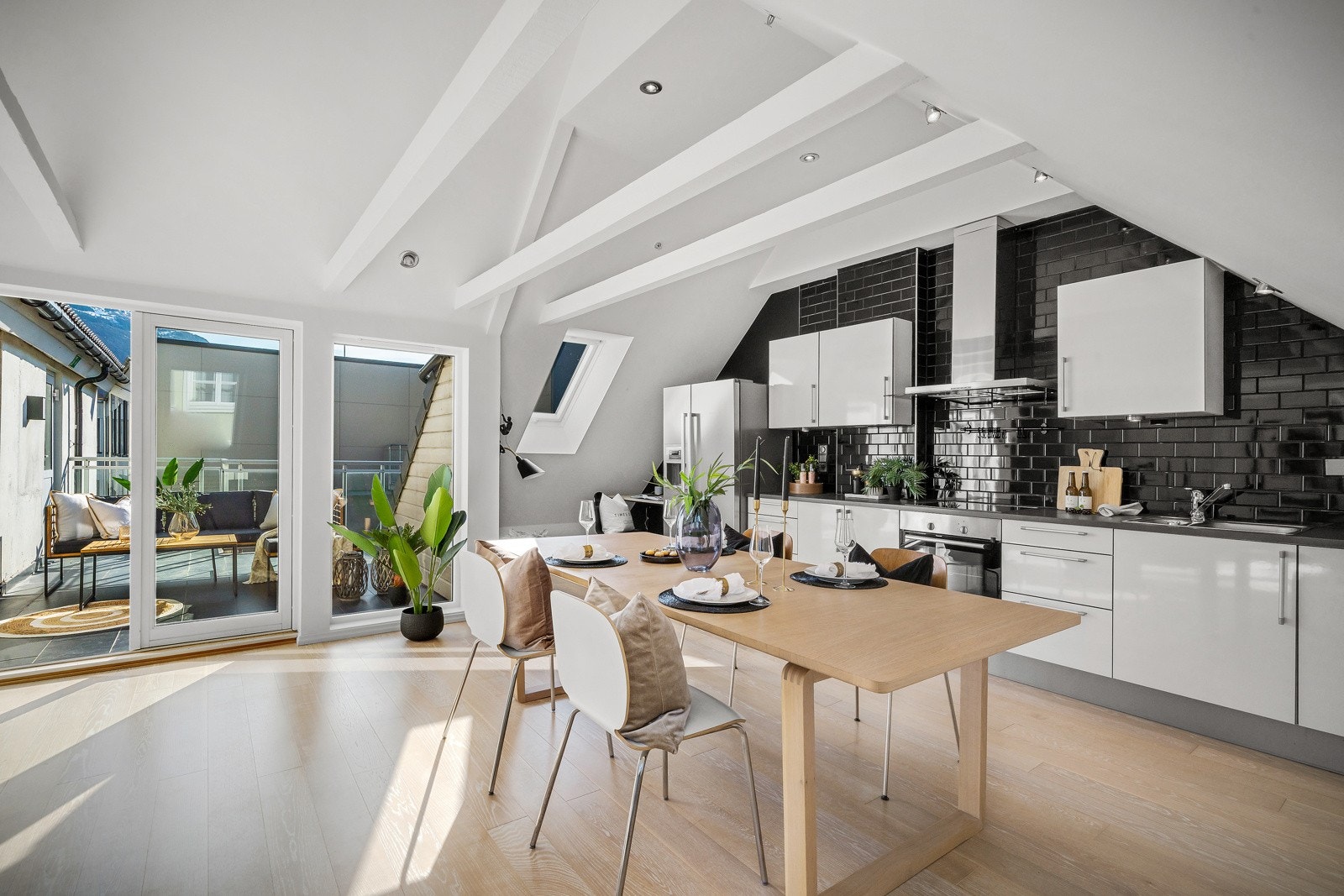 En urban loftsleilighet med svært god takhøyde som bidrar til en luftig romfølelse Galleribilde