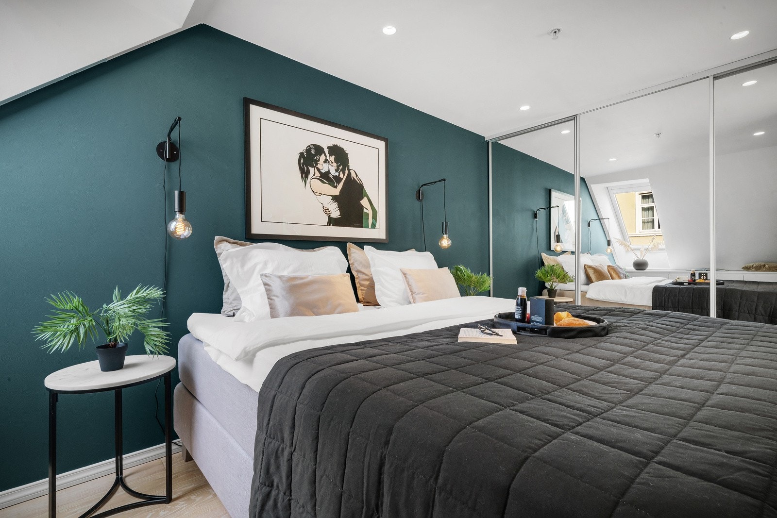 Det er også godt med oppbevaring på soverommet med stor skyvedørsgarderobe Galleribilde