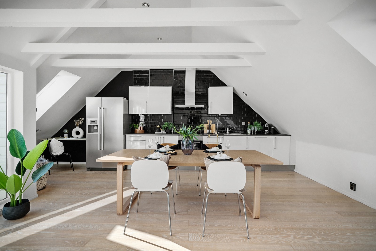 Rikelig med plass til et større spisebord og stoler Galleribilde