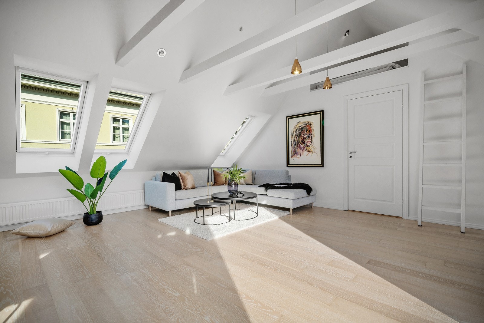 I denne delen av rommet har man god plass til stor sofagruppe og salongbord Galleribilde