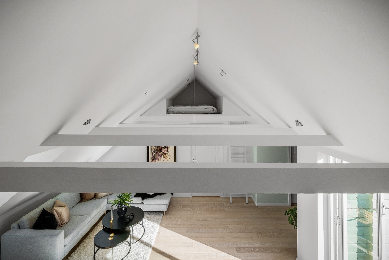 Den gode takhøyden i oppholdsrommet gir en luftig følelse Galleribilde