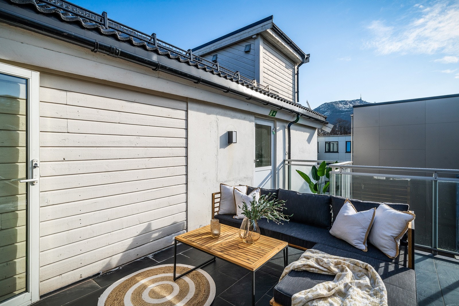 Fra takterrassen har du utsikt til et av de syv fjell - Ulriken Galleribilde