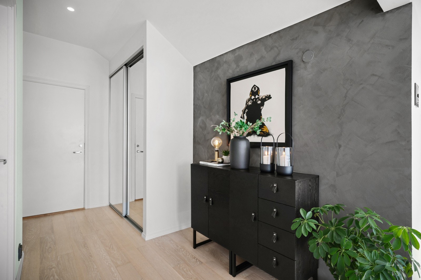 Romslig entré hvor du har god plass til å henge fra deg yttertøyet Galleribilde