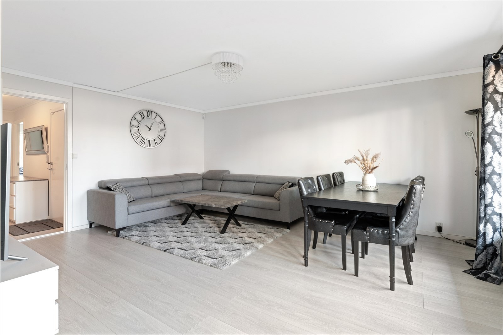 I stuen er det god plass til en stor spise- og sofagruppe. Galleribilde