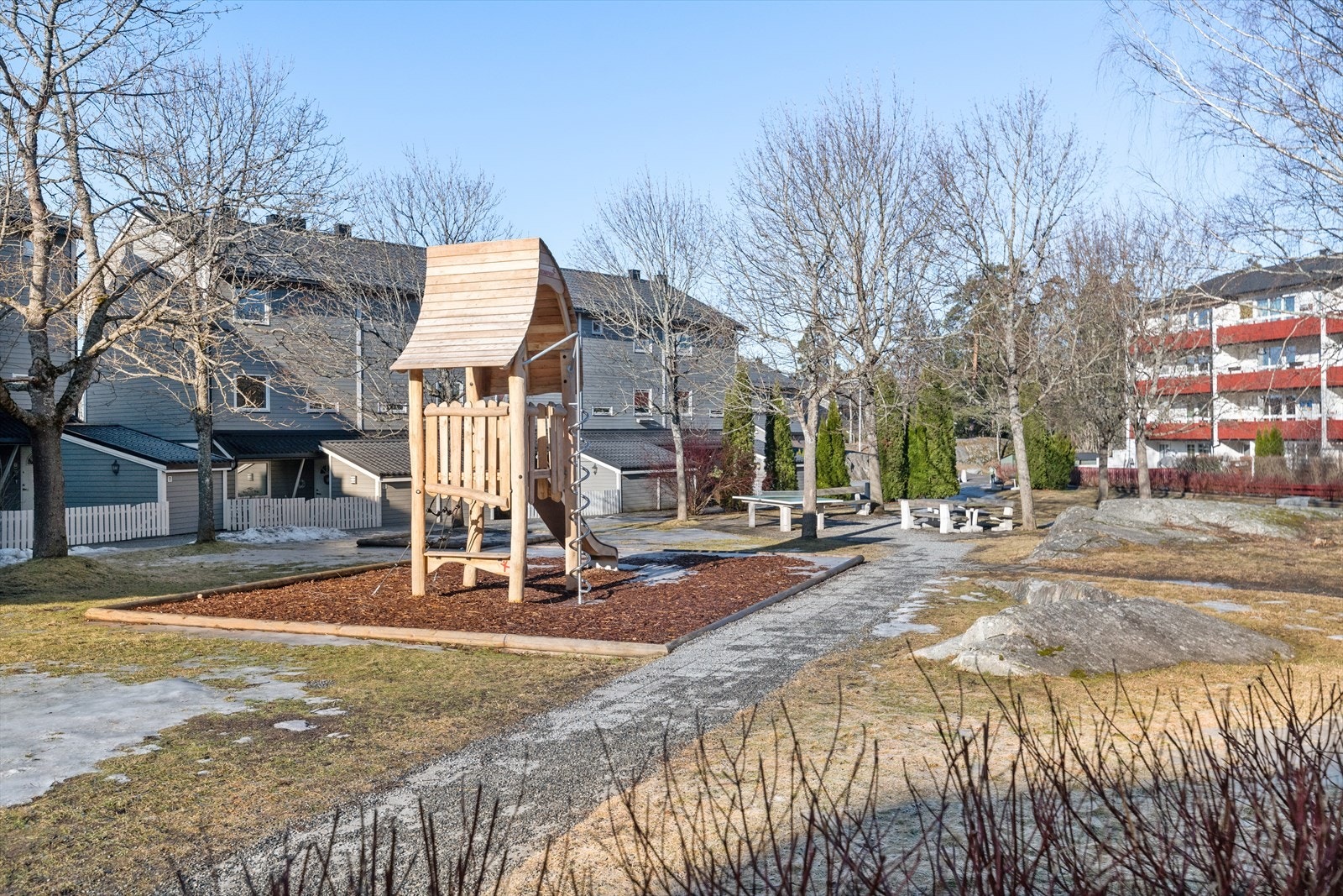 Pent opparbeidet utearealer med busker, trær, lekeplass, sittegrupper og asfalterte gangveier. Bo-området er meget barnevennlig med bilfrie fellesarealer. Galleribilde