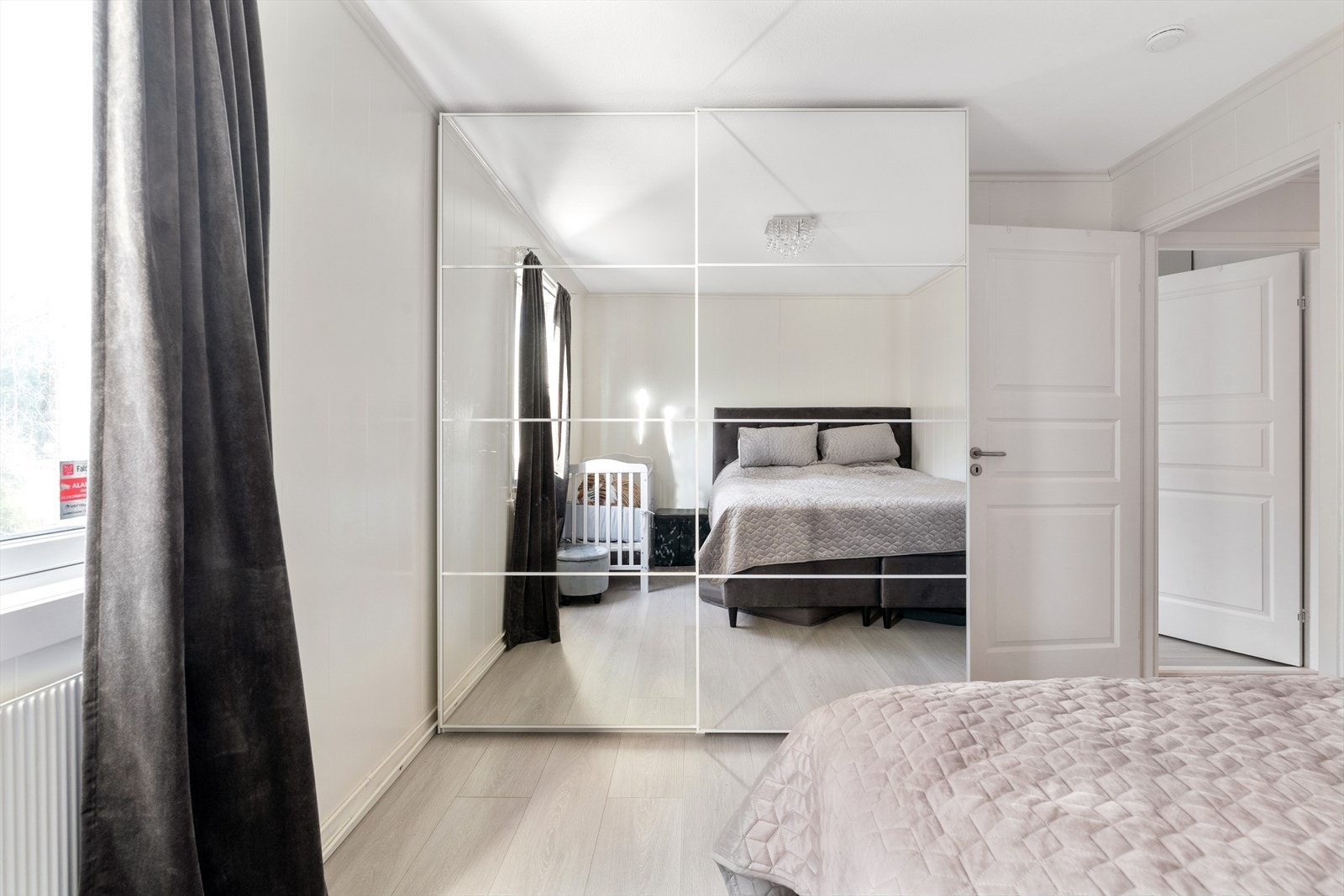 Rommene har god plass til en bred seng og nattbord. I skyvedørsgarderoben er det god oppbevaringsplass. Galleribilde