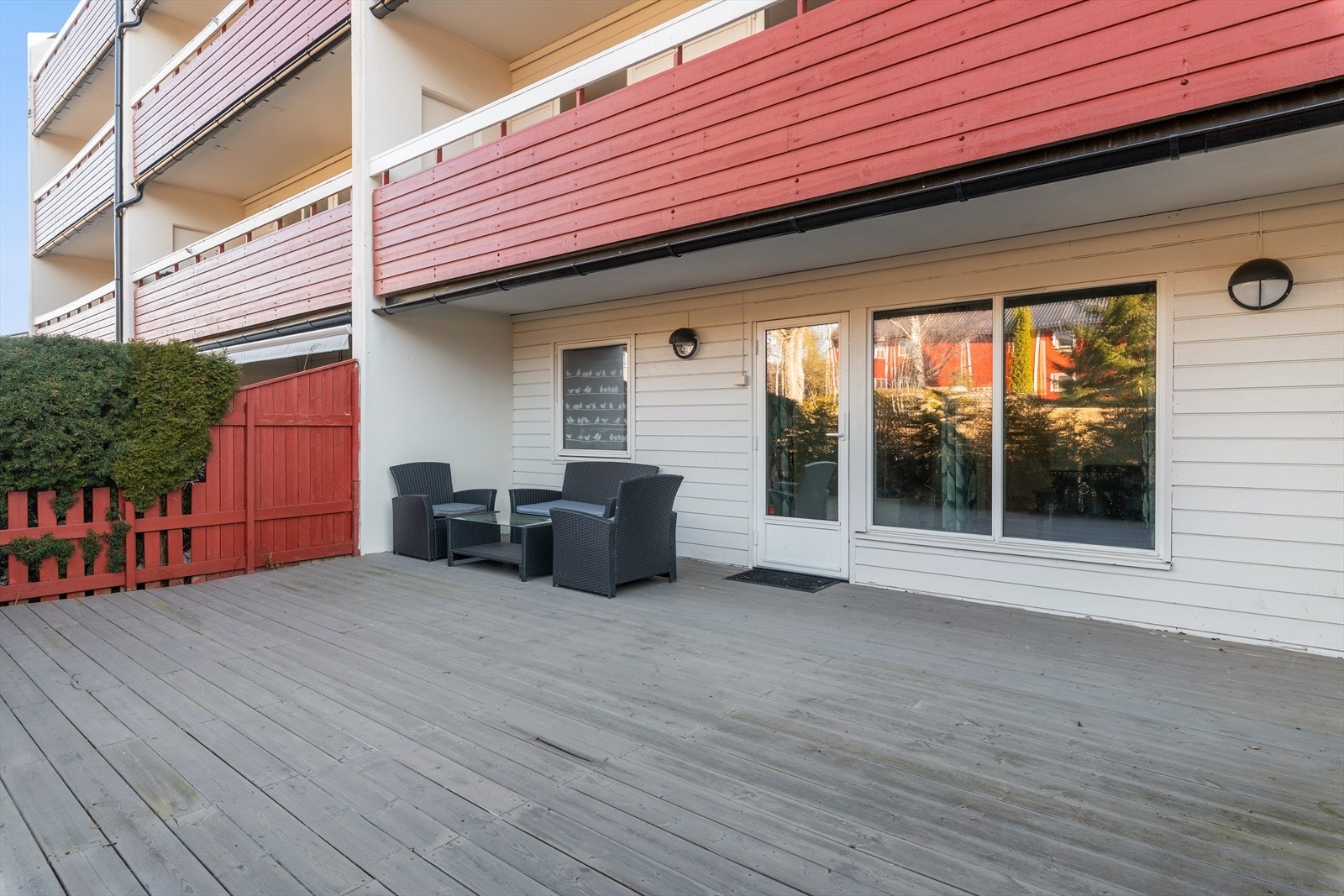 Fra stuen er det utgang til en treplatting på ca. 37 m² med utebelysning og strømuttak. Galleribilde