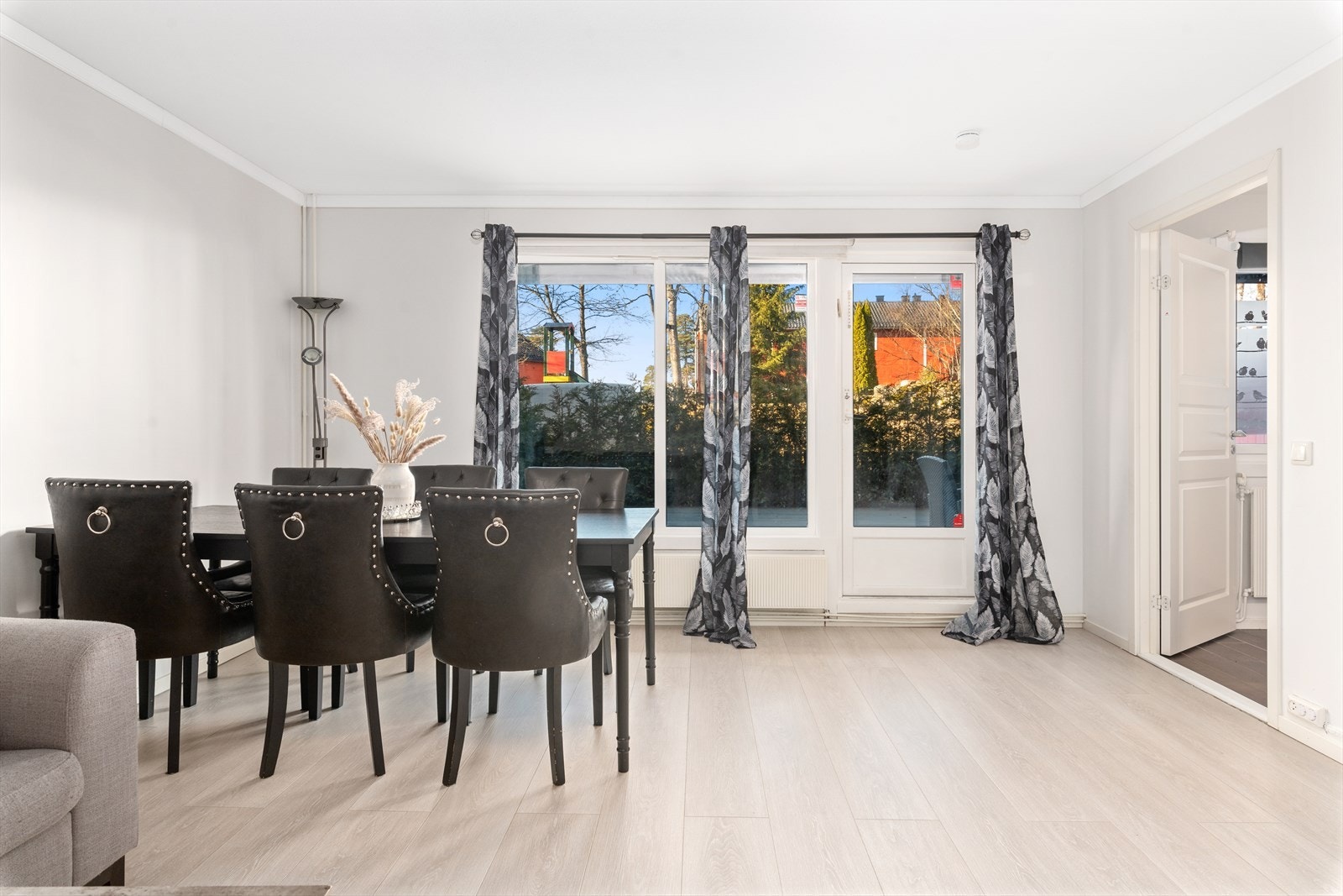 De store vindusflatene fra 2013 sørger for et godt lysinnslipp. Galleribilde