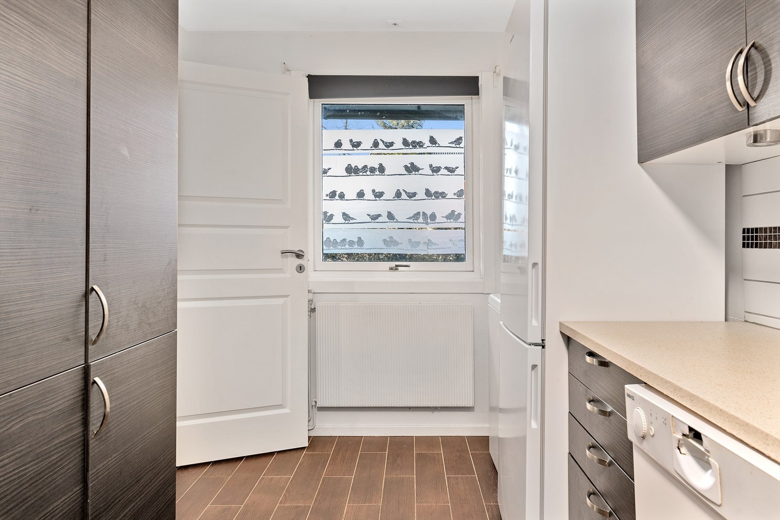 Hvitevarene består av kombinert kjøl-/fryseskap. fryser, oppvaskmaskin og komfyr. Galleribilde