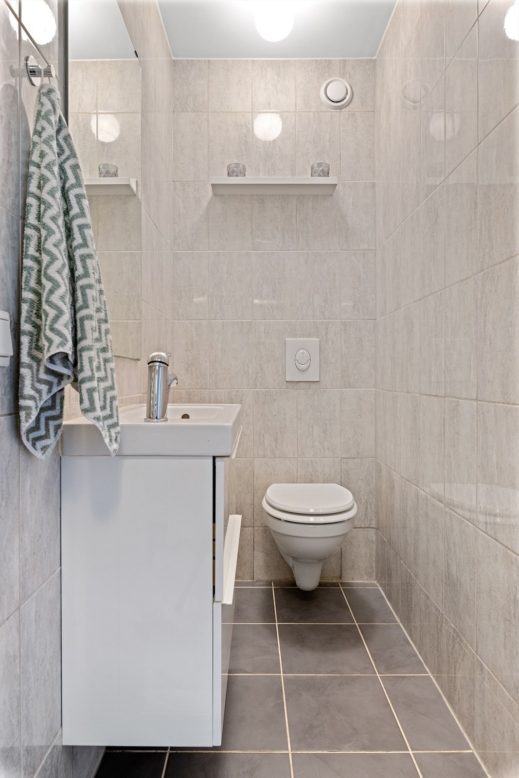 Det er separat WC med veggmontert toalett, baderomsinnredning med høyglans fronter og heldekkende servant. Her er det også mekanisk avtrekk. Galleribilde