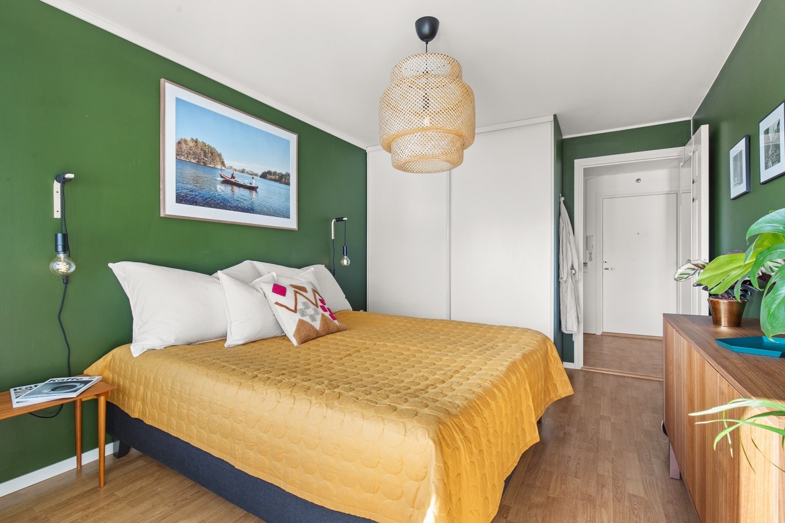 Veldig romslig soverom hvor du får god plass til både stor seng og garderobeskap. Galleribilde