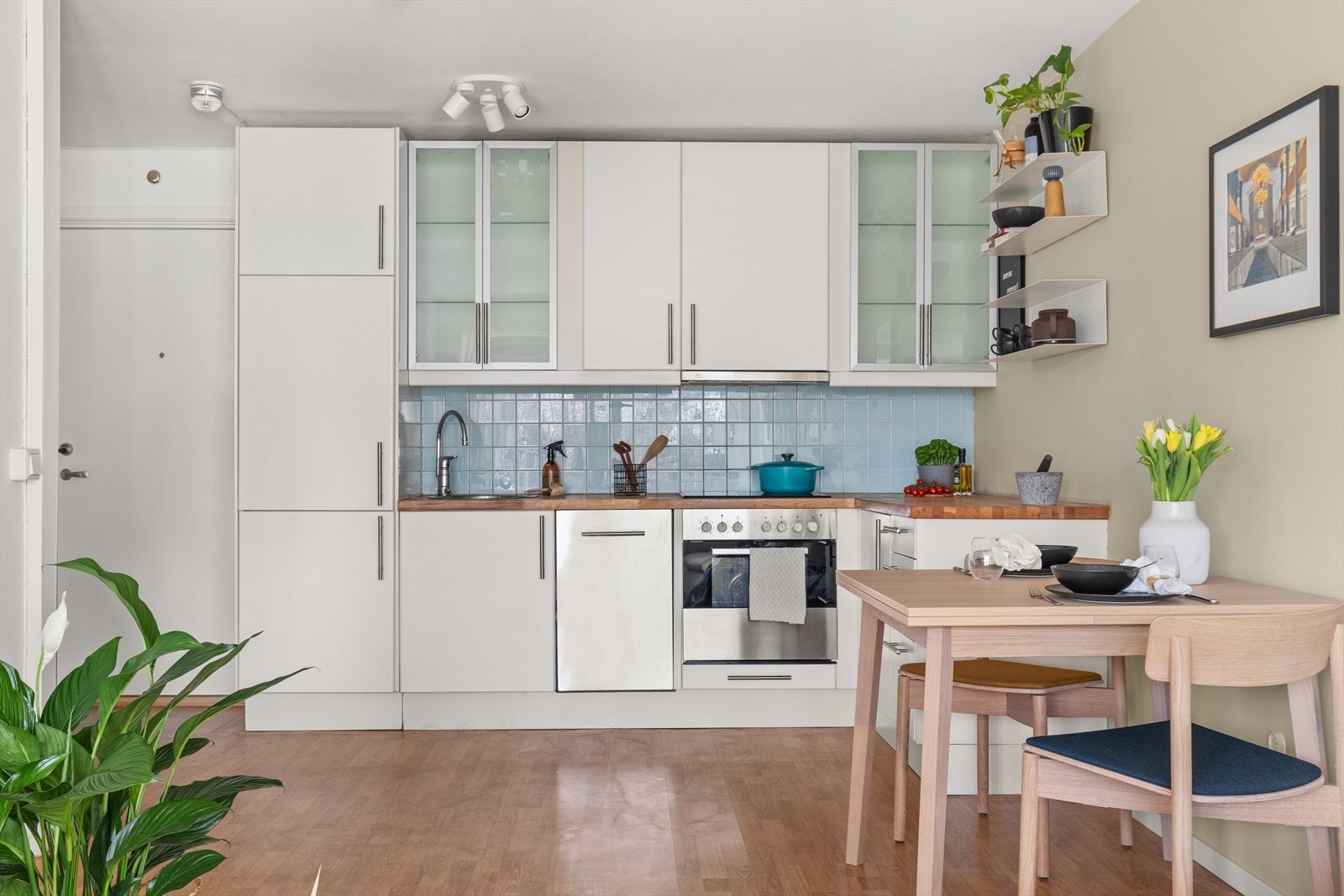 Flott IKEA kjøkkeninnredning med gode arbeidsflater for kokken. Galleribilde