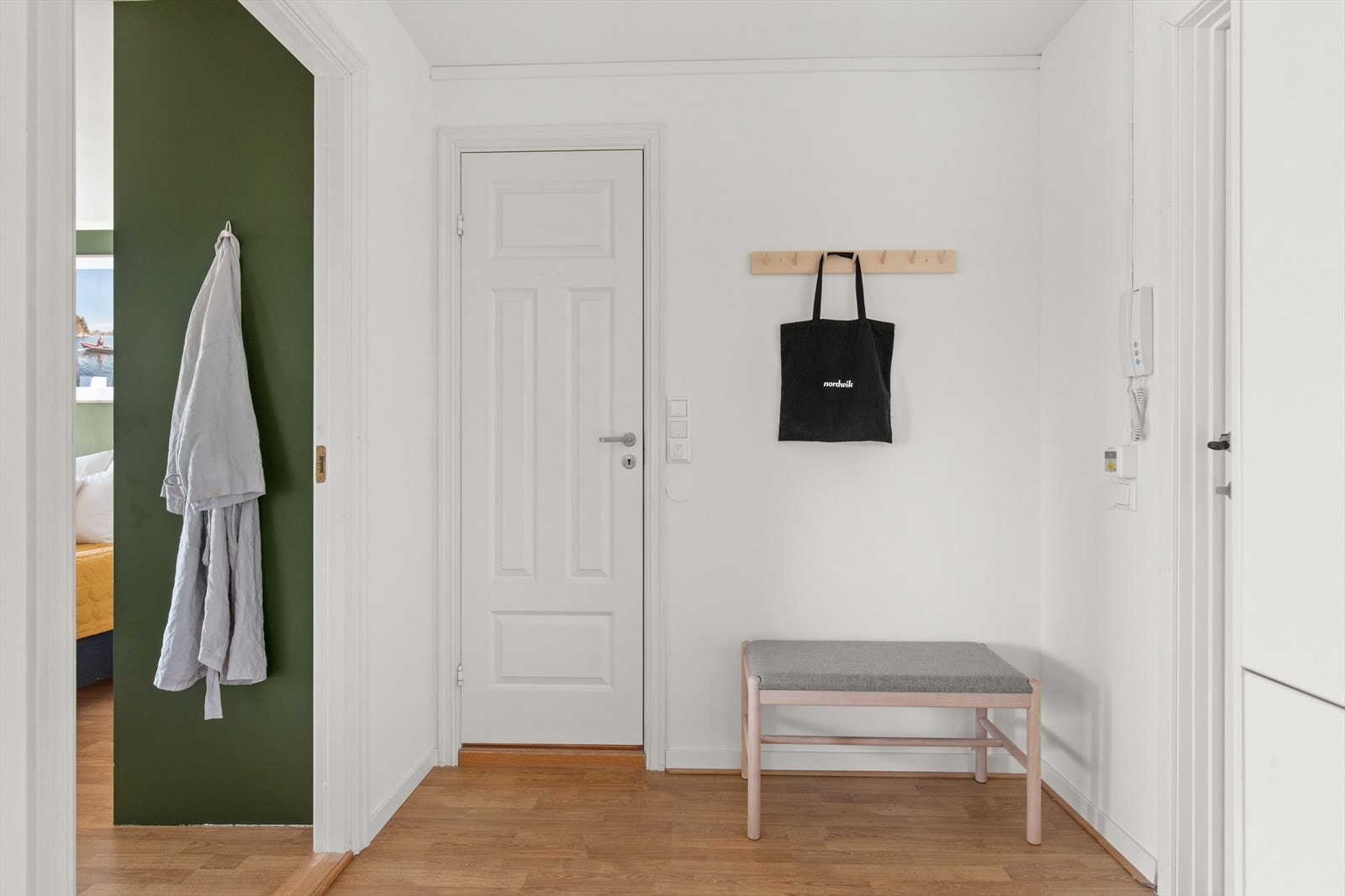 Lys og innbydende entré som knytter deg fint opp til alle rommene. Galleribilde